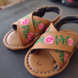 Huarachitos de niña Bordados en piel suavecita y acojinado