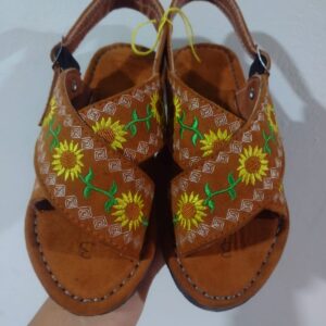 Huarache cruzado de piel acojinado bordado