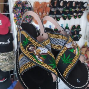 Huarache bordado en piel PERSONALIZADO con nombres apellidos apodos y dibujos