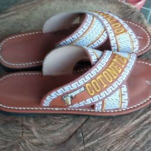 Chancla o huarache sin talonera bordado en piel y acojinados PERSONALIZADA