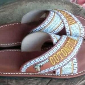 Huarache bordado en piel y acojinados